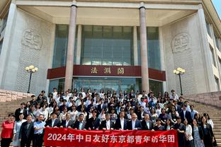 太离谱？西班牙足协主席又被爆料决赛后将女足球员扛在肩上！